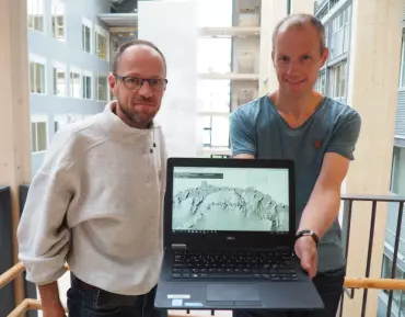 Topograf Harald Faste Aas (t.v.) og isbreforsker Geir Moholdt ønsker REMA-dataene velkommen inn i både kartleggingen og klimaforskningen i Antarktis. Her med skjermbilde av nyvinningen. (Foto: Elin Vinje Jenssen / Norsk Polarinstitutt)