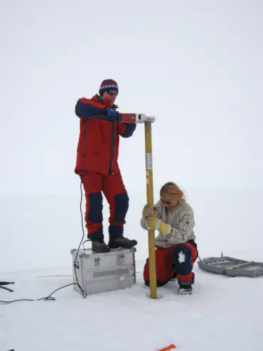 Forskerne får bedre muligheter til å overvåke virkningen av klimaendringer i Antarktis kan vi bruke REMA-datene. På bildet ser vi forskere i arbeid på Fimbulisen i 2010 der de studerte hvilke virkninger klimaet i området kan få for resten av kloden.
