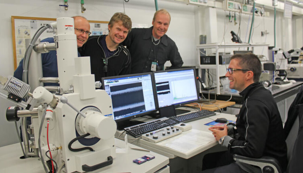 Bakerst til venstre er stipendiat Rune Langøy, teamleder for CERN-gruppa i HSN Jørgen Lien og laboratorieleder Ole Henrik Gusland samlet rundt elektronmikroskopet som opereres av stipendiat Lars Holhjem. Det forstørrer opptil en million ganger. (Foto: Per Magnus Holtung) Bakerst til venstre er stipendiat Rune Langøy, teamleder for CERN-gruppa i HSN Jørgen Lien og laboratorieleder Ole Henrik Gusland samlet rundt elektronmikroskopet som opereres av stipendiat Lars Holhjem. Det forstørrer opptil en million ganger. (Foto: Per Magnus Holtung)