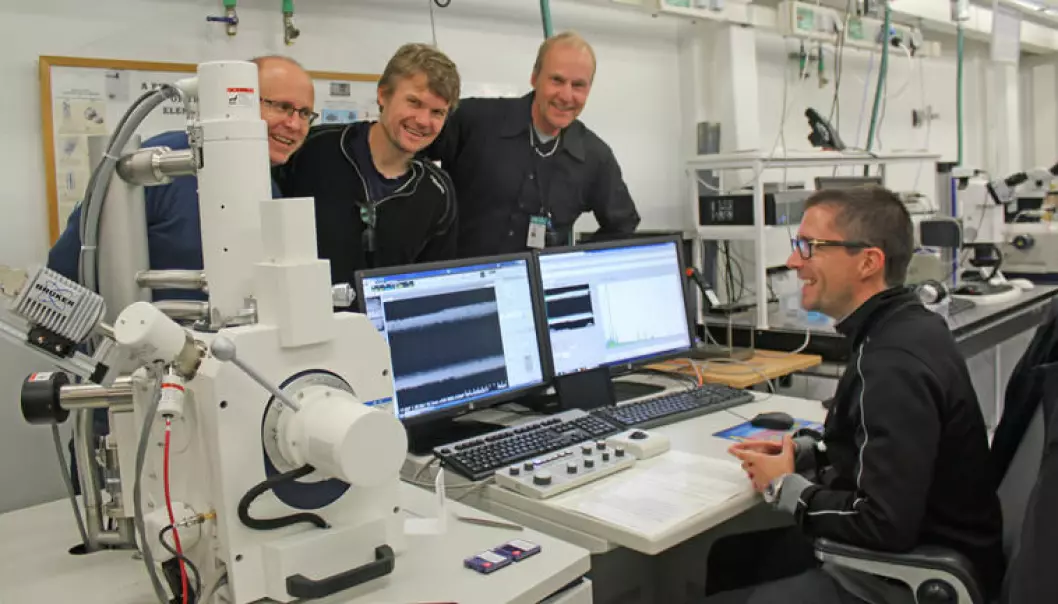 Bakerst til venstre er stipendiat Rune Langøy, teamleder for CERN-gruppa i HSN Jørgen Lien og laboratorieleder Ole Henrik Gusland samlet rundt elektronmikroskopet som opereres av stipendiat Lars Holhjem. Det forstørrer opptil en million ganger. (Foto: Per Magnus Holtung)
