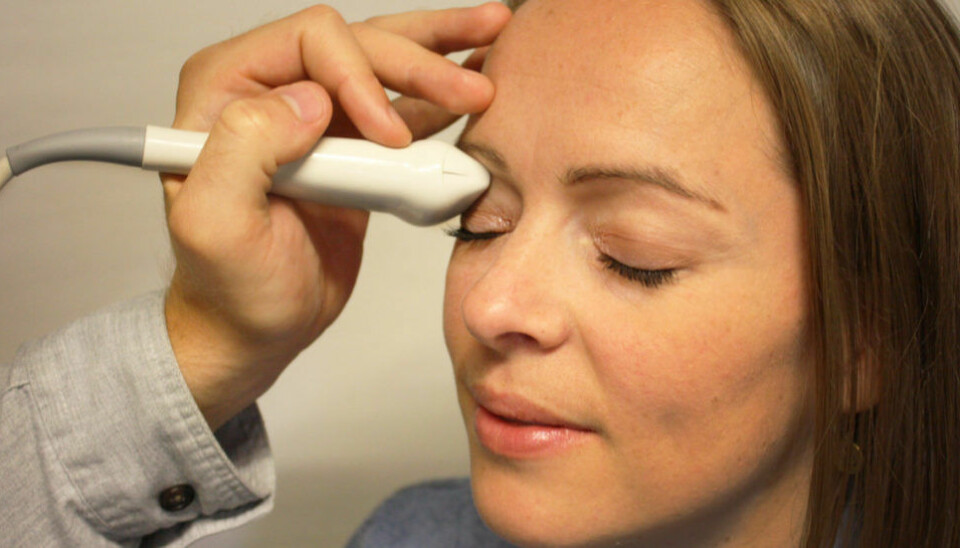 Gjennom å undersøke pasientens øye med ultralyd, kan legene avsløre høyt hjernetrykk. (Foto: NiSonic)
