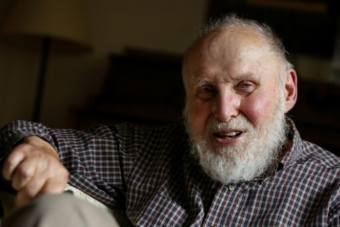 Nobelprisvinner Arthur Ashkin, smilende i sitt hjem i Rumson, New Jersey i USA. (Foto: Brendan McDermid / Reuters / NTB Scanpix) Nobelprisvinner Arthur Ashkin, smilende i sitt hjem i Rumson, New Jersey i USA. (Foto: Brendan McDermid / Reuters / NTB Scanpix)