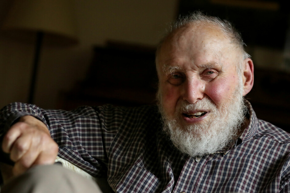 Nobelprisvinner Arthur Ashkin, smilende i sitt hjem i Rumson, New Jersey i USA. (Foto: Brendan McDermid / Reuters / NTB Scanpix)