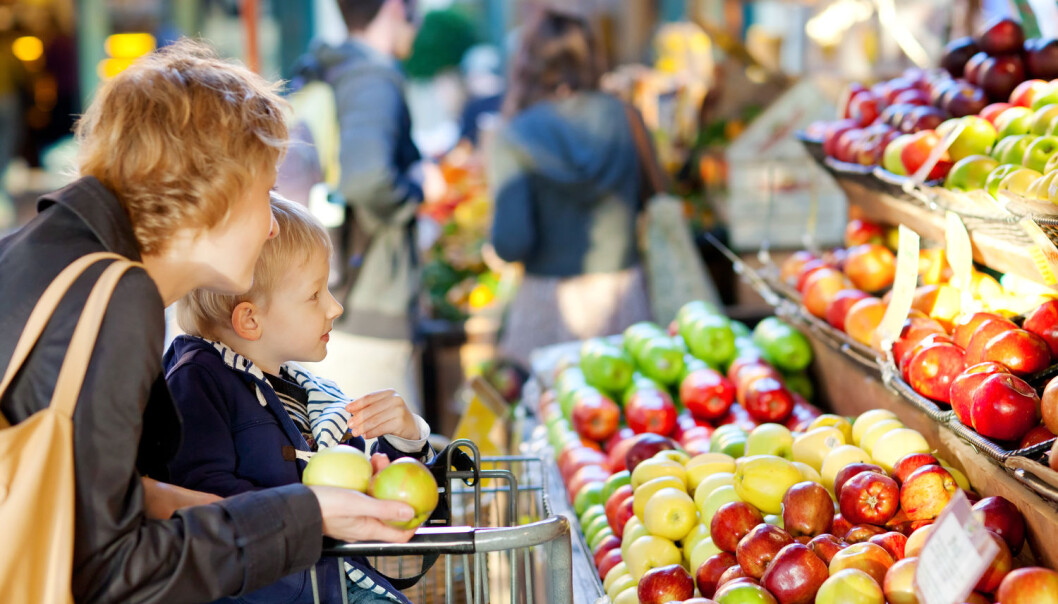 Mange familier lager gjerne middagsplaner for flere dager, men slike planer legger ikke til rette for uforutsette hendelser, påpeker forskere. Når det ikke lenger er bruk for ingrediensene, havner de lett i søpla. (Illustrasjonsfoto: Shutterstock / NTB Scanpix) Mange familier lager gjerne middagsplaner for flere dager, men slike planer legger ikke til rette for uforutsette hendelser, påpeker forskere. Når det ikke lenger er bruk for ingrediensene, havner de lett i søpla. (Illustrasjonsfoto: Shutterstock / NTB Scanpix)