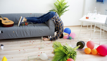 Når man er i 30-årene, har man ikke lenger tid til å ligge i dvale hele dagen, og derfor kan det virke som bakrusen er verre, sier forskerne. (Foto: Elena Nichizhenova / Shutterstock / NTB scanpix) Når man er i 30-årene, har man ikke lenger tid til å ligge i dvale hele dagen, og derfor kan det virke som bakrusen er verre, sier forskerne. (Foto: Elena Nichizhenova / Shutterstock / NTB scanpix)