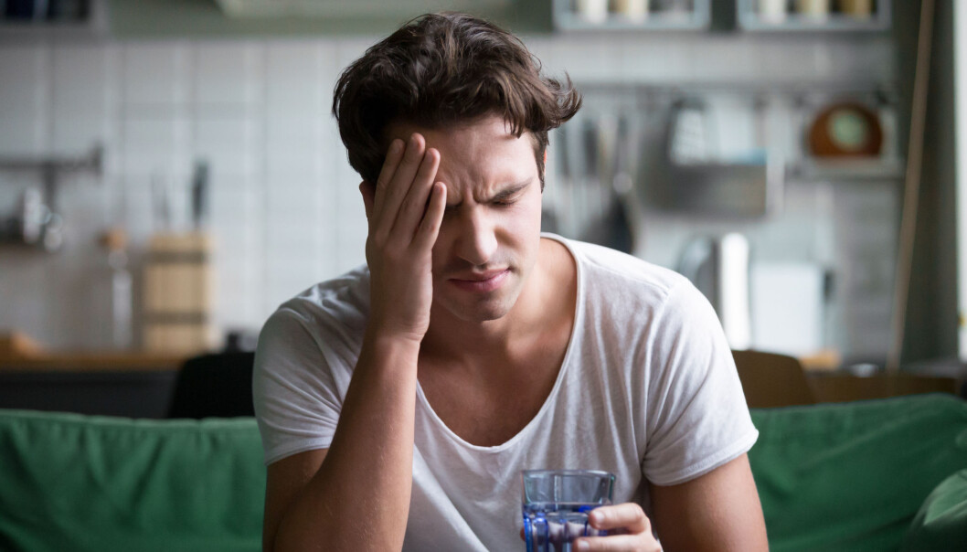 Innis mann er midt i 30-årene, og han klager over at bakrusen er verre enn før. Er det noe i| det? (Foto: fizkes / Shutterstock / NTB scanpix) Innis mann er midt i 30-årene, og han klager over at bakrusen er verre enn før. Er det noe i| det? (Foto: fizkes / Shutterstock / NTB scanpix)
