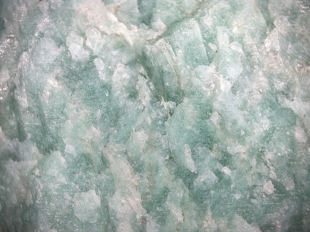 Dette grønnskjæret setter mineralogene på alerten. (Foto: Eivind Torgersen) Dette grønnskjæret setter mineralogene på alerten. (Foto: Eivind Torgersen)