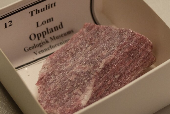 Dette thulitteksemplaret kommer fra Lom. Akkurat som ideen om at mineralet er Norges nasjonalstein. (Foto: Eivind Torgersen) Dette thulitteksemplaret kommer fra Lom. Akkurat som ideen om at mineralet er Norges nasjonalstein. (Foto: Eivind Torgersen)