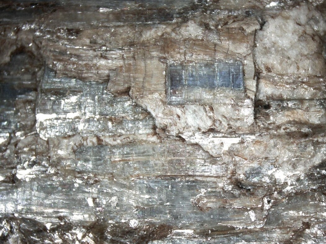 Dette mineralet finnes i flere farger, men blå er den mest vanlige. (Foto: Eivind Torgersen) Dette mineralet finnes i flere farger, men blå er den mest vanlige. (Foto: Eivind Torgersen)