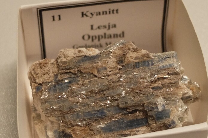Kyanitt fra Lesja i Oppland. (Foto: Eivind Torgersen) Kyanitt fra Lesja i Oppland. (Foto: Eivind Torgersen)