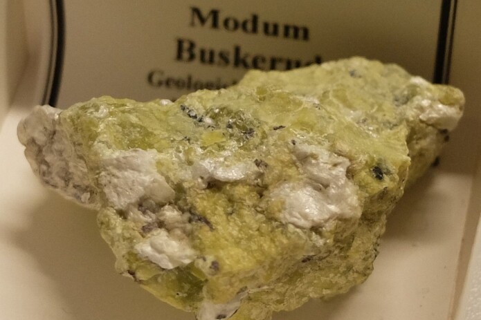 Slik ser serpentinen ut i forskning.nos mineralsamling. (Foto: Eivind Torgersen) Slik ser serpentinen ut i forskning.nos mineralsamling. (Foto: Eivind Torgersen)