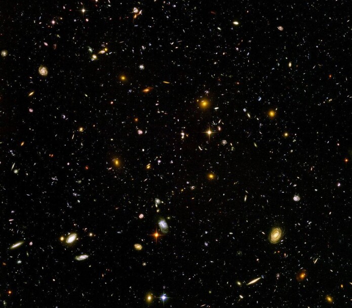 Hubble Ultra Deep Field lar oss kikke dypt langt inn i verdensrommet. Hver lysende prikk på bildet er en galakse som i sin tur består av et ufattelig antall stjerner og planeter. (Foto: NASA, ESA, S. Beckwith (STScI) and the HUDF Team). Hubble Ultra Deep Field lar oss kikke dypt langt inn i verdensrommet. Hver lysende prikk på bildet er en galakse som i sin tur består av et ufattelig antall stjerner og planeter. (Foto: NASA, ESA, S. Beckwith (STScI) and the HUDF Team).