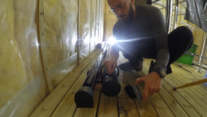Gjesteforskar Alessandro Cresci plasserer ein hummar i karet. (Foto: Alessandro Cresci) Gjesteforskar Alessandro Cresci plasserer ein hummar i karet. (Foto: Alessandro Cresci)