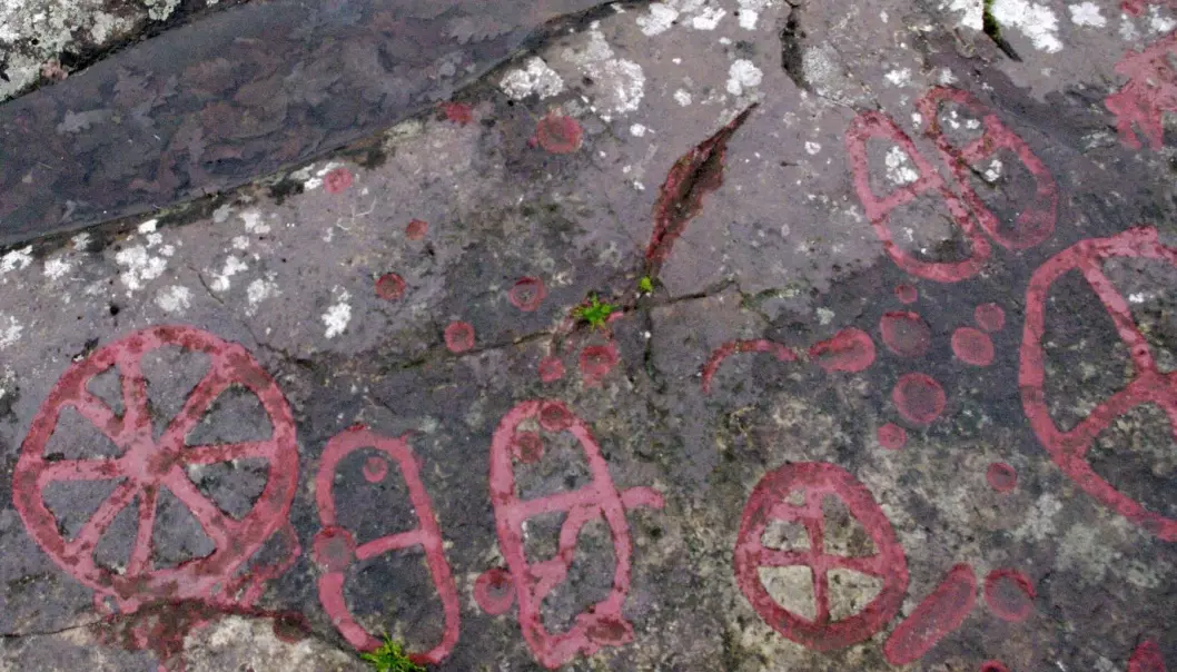 Dette er helleristninger fra et sted i Sverige. To par føtter er hugget inn i steinen for over 2000 år siden. De er malt røde i moderne tid. (Foto: Wikimedia Commons)