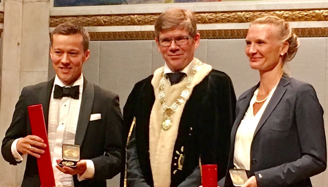 Professor Simon Bekker-Jensen og doktor Signe Sørensen Torekov fikk i dag Anders Jahres pris for medisinske pris for yngre forskere. Begge forskerne jobber ved Københavns Universitet og fikk prisen utdelt av Svein Stølen, rektor ved Universitet i Oslo. Foto: Anne Lise Stranden/forskning.no) Professor Simon Bekker-Jensen og doktor Signe Sørensen Torekov fikk i dag Anders Jahres pris for medisinske pris for yngre forskere. Begge forskerne jobber ved Københavns Universitet og fikk prisen utdelt av Svein Stølen, rektor ved Universitet i Oslo. Foto: Anne Lise Stranden/forskning.no)