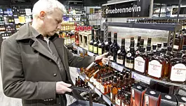 Eldre i Norge drikker fremdeles oftere enn unge