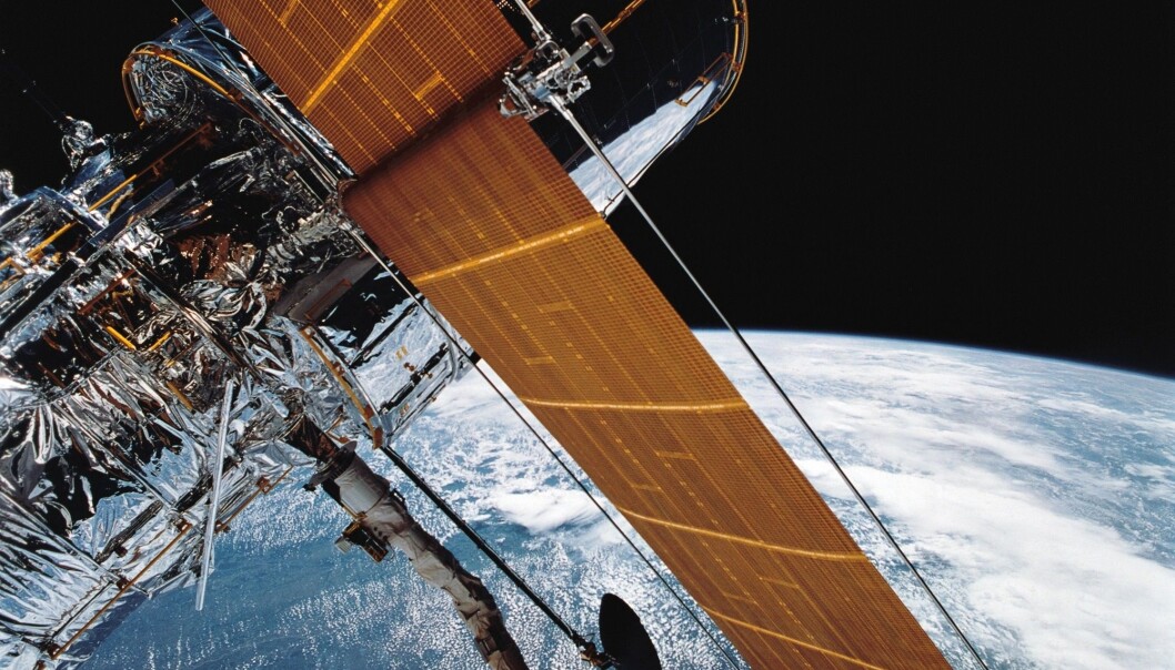 Et bilde fra NASA viser utplasseringen av romteleskopet Hubble fra romferja Discovery i 1990. (Foto: NASA / AP / NTB scanpix) Et bilde fra NASA viser utplasseringen av romteleskopet Hubble fra romferja Discovery i 1990. (Foto: NASA / AP / NTB scanpix)