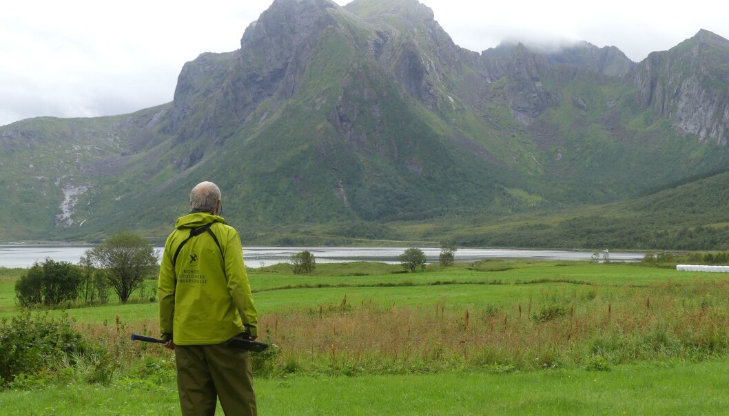 Blant fjord og fjell i Vesterålen undersøker Norges geologiske undersøkelse potensielle forekomster av grafitt i berggrunnen. (Foto: Ane K. Engvik) Blant fjord og fjell i Vesterålen undersøker Norges geologiske undersøkelse potensielle forekomster av grafitt i berggrunnen. (Foto: Ane K. Engvik)
