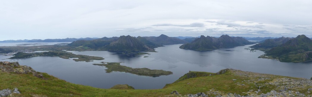 I Øksnes ligger noen av grafittlokalitetene som undersøkes. (Foto: Ane K. Engvik) I Øksnes ligger noen av grafittlokalitetene som undersøkes. (Foto: Ane K. Engvik)