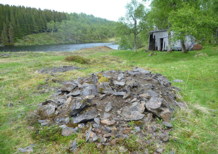 Nær Sortland har det tidligere vært drift på grafitt, restene etter den gamle gruveaktiviteten ligger der fortsatt. (Foto: Ane K. Engvik) Nær Sortland har det tidligere vært drift på grafitt, restene etter den gamle gruveaktiviteten ligger der fortsatt. (Foto: Ane K. Engvik)