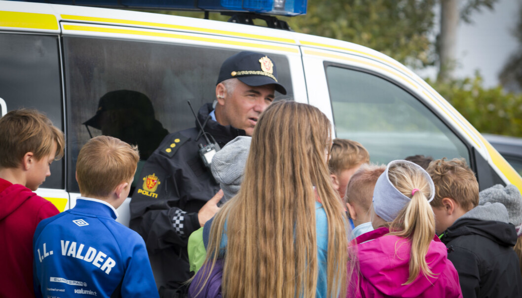 Det er viktig at politiet tar seg tid til å rusle gatelangs og prate med folk, mener forsker. Det skaper tillit blant befolkningen. (Illustrasjonsfoto: Colourbox) Det er viktig at politiet tar seg tid til å rusle gatelangs og prate med folk, mener forsker. Det skaper tillit blant befolkningen. (Illustrasjonsfoto: Colourbox)