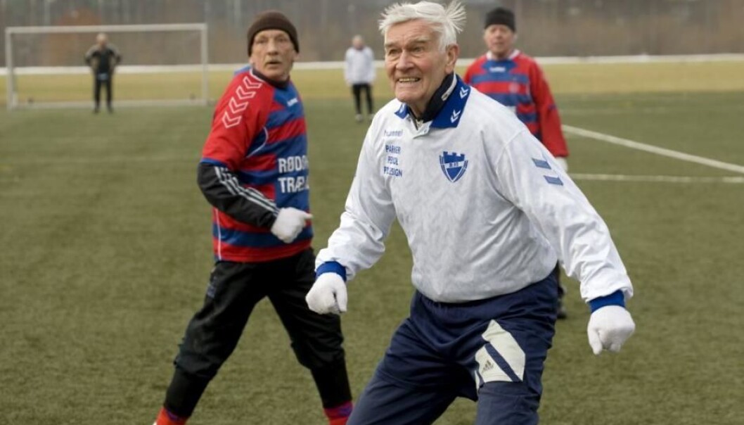 Et eksempel på sterkt skjelett i fotballforskernes søkelys: Kaj Boll Christensen på 83 år har spilt fotball i 71 år, først og fremst i klubben B93 i København. (Foto: DBU) Et eksempel på sterkt skjelett i fotballforskernes søkelys: Kaj Boll Christensen på 83 år har spilt fotball i 71 år, først og fremst i klubben B93 i København. (Foto: DBU)