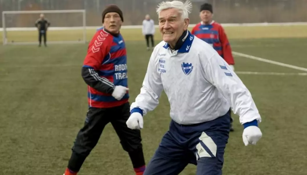 Et eksempel på sterkt skjelett i fotballforskernes søkelys: Kaj Boll Christensen på 83 år har spilt fotball i 71 år, først og fremst i klubben B93 i København.  (Foto: DBU)