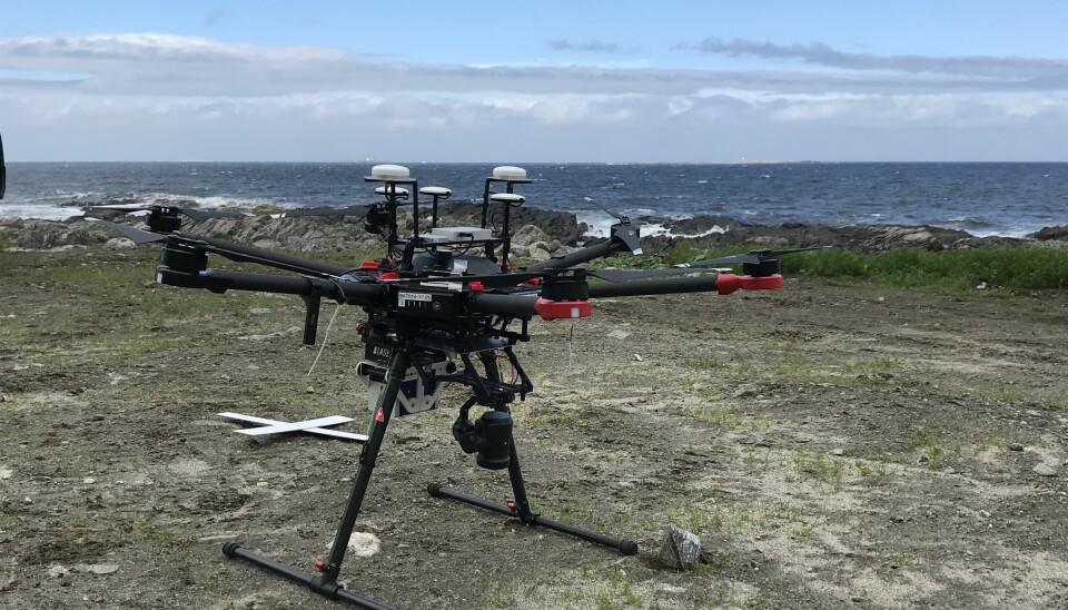 NIVA testar ulike typar drone under kartlegging av fjøresona på Søre Sunnmøre. Nederst er ein såkalla rotordrone, medan varianten øverst er ein fastvingedrone. NIVA-forskar Kasper Hancke (t.v) i lag med dronepilot Robert Poulsen frå firmaet Spectrofly. (Foto: NIVA)