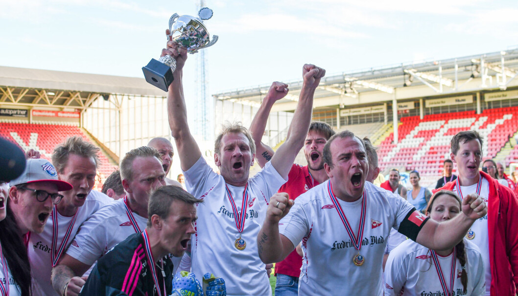 Slik så det ut da Gatelaget til Fredrikstad Fotballklubb vant NM for gatelag i 2017. Gatelaget er et lavterskeltilbud for rusavhengige menn og kvinner. (Foto: Kristian Bjerke / Fotballstiftelsen) Slik så det ut da Gatelaget til Fredrikstad Fotballklubb vant NM for gatelag i 2017. Gatelaget er et lavterskeltilbud for rusavhengige menn og kvinner. (Foto: Kristian Bjerke / Fotballstiftelsen)