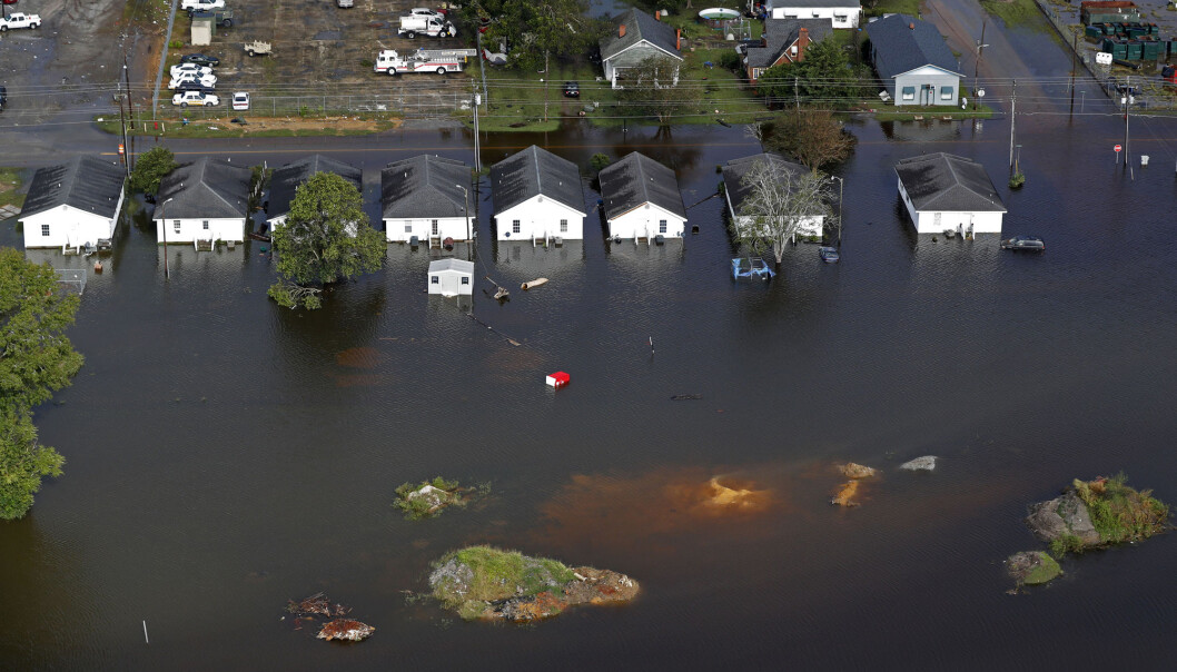 Oversvømte boliger i Dillon i South Carolina i USA i etterkant av orkanen Florence. Forskere mener klimaendringene trolig bidro til å øke nedbørsmengdene under uværet. (Foto: Gerald Herbert / AP / NTB scanpix) Oversvømte boliger i Dillon i South Carolina i USA i etterkant av orkanen Florence. Forskere mener klimaendringene trolig bidro til å øke nedbørsmengdene under uværet. (Foto: Gerald Herbert / AP / NTB scanpix)