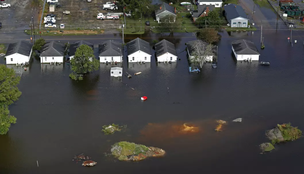 Oversvømte boliger i Dillon i South Carolina i USA i etterkant av orkanen Florence. Forskere mener klimaendringene trolig bidro til å øke nedbørsmengdene under uværet. (Foto: Gerald Herbert / AP / NTB scanpix)