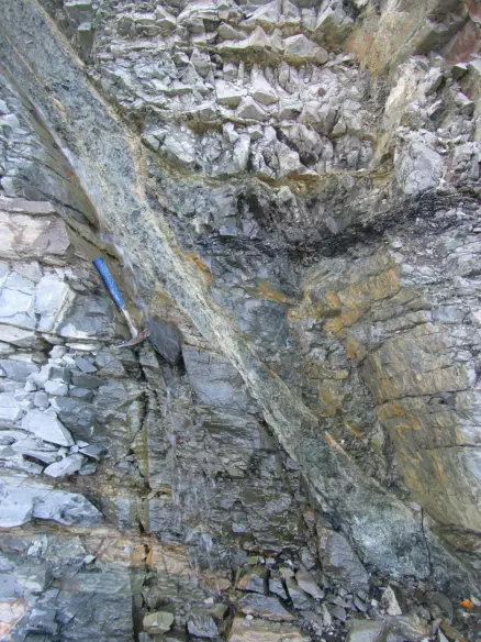 På bildet ser vi en forkastning med det som kalles en paleoproterozoisk bergart, datert cirka 800 millioner år tilbake i tid. (Foto: Jean-Baptiste Koehl)