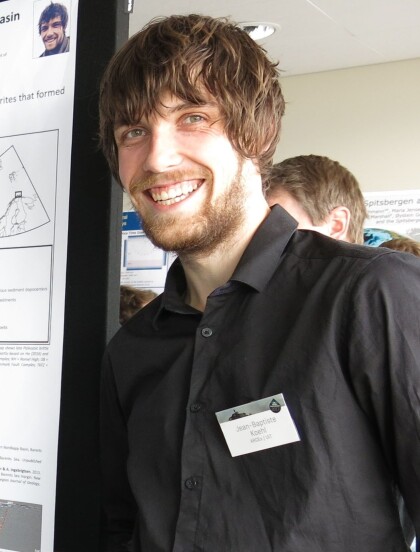 Franske Jean-Baptiste Koehl lar seg fasinere av den geologiske evolusjonen i Arktis. (Foto: Vibeke Os) Franske Jean-Baptiste Koehl lar seg fasinere av den geologiske evolusjonen i Arktis. (Foto: Vibeke Os)