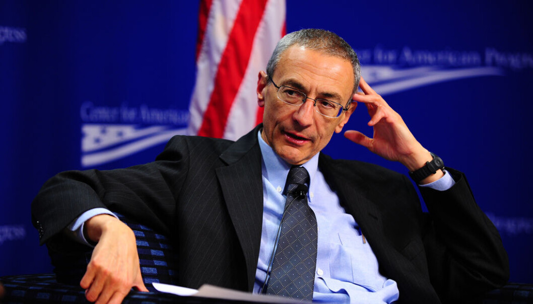 John Podesta jobber for å sikre internasjonal støtte til amerikanske klimaforskere. Nylig besøkte han norske forskere for å diskutere det han mener er et angrep på klimaforskningen.  (Foto: Center for American Progress/Flickr CC BY-ND 2.0)