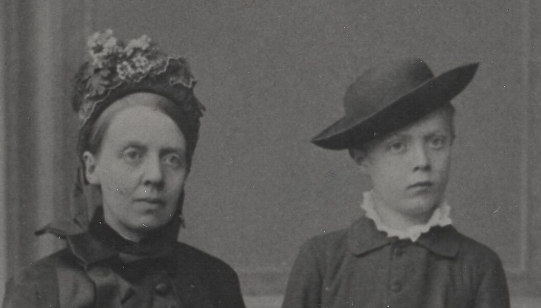 Fredrikke Marie Qvam og sønnen David Andreas Qvam. David Andreas Qvam døde av tuberkulose i 1889, kort tid etter at bildet ble tatt. (Foto: Fra arkivet etter Norske Kvinners Sanitetsforening, Riksarkivet) Fredrikke Marie Qvam og sønnen David Andreas Qvam. David Andreas Qvam døde av tuberkulose i 1889, kort tid etter at bildet ble tatt. (Foto: Fra arkivet etter Norske Kvinners Sanitetsforening, Riksarkivet)