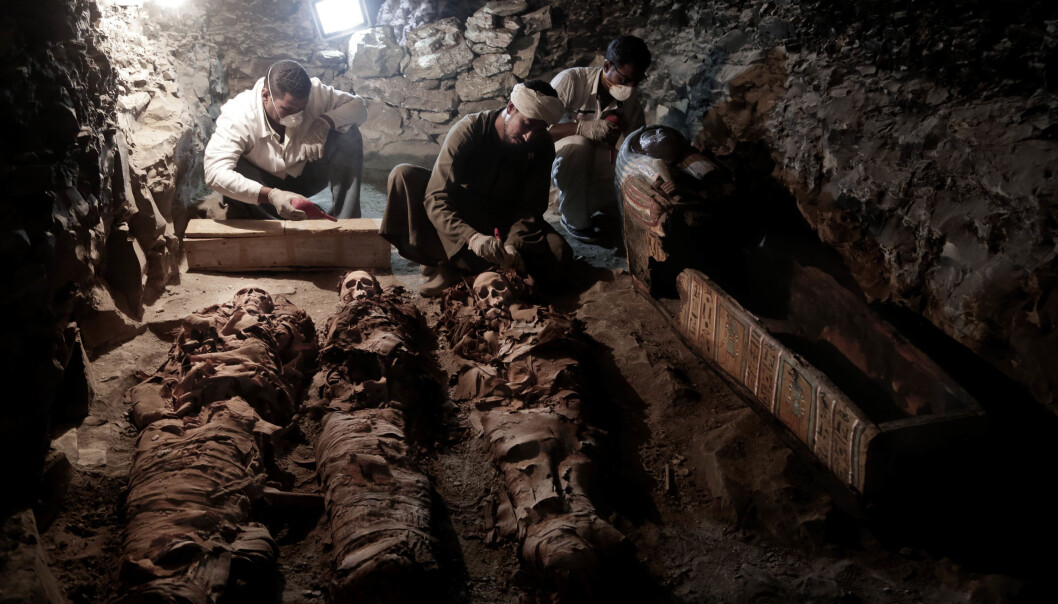 Arkeologer i arbeid ved mumier som er funnet i graven til en framstående gullsmed som levde i Egypt for 3500 år siden. (Foto: Nariman El-Mofty / AP / NTB scanpix) Arkeologer i arbeid ved mumier som er funnet i graven til en framstående gullsmed som levde i Egypt for 3500 år siden. (Foto: Nariman El-Mofty / AP / NTB scanpix)
