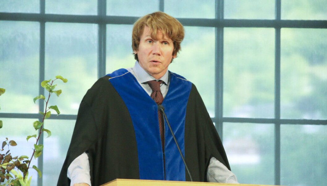 Dekan Jørgen Magnus Sejersted er open for at det kan bli aktuelt å ha ei form for elitestudium ved hans fakultet, til dømes ved ei form for såkalla honours-ordning for særleg flinke og motiverte studentar. Både det medisinske og det juridiske fakultetet har i dag forskarlinjer, med innhald tilpassa dei som vurderer å ta doktorgrad. (Foto: Dag Hellesund) Dekan Jørgen Magnus Sejersted er open for at det kan bli aktuelt å ha ei form for elitestudium ved hans fakultet, til dømes ved ei form for såkalla honours-ordning for særleg flinke og motiverte studentar. Både det medisinske og det juridiske fakultetet har i dag forskarlinjer, med innhald tilpassa dei som vurderer å ta doktorgrad. (Foto: Dag Hellesund)