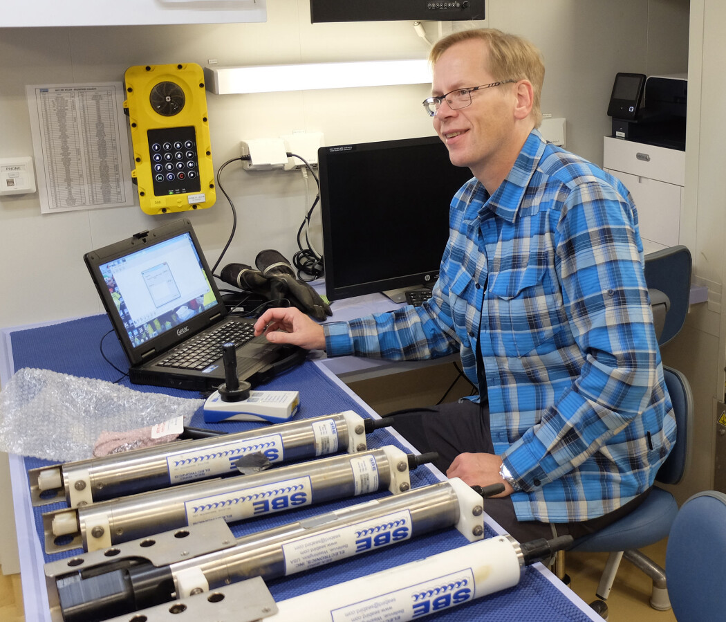 Frank Nilsen laster inn dataene fra temperaturloggerne. På bordet ligger målerne for saltholdighet, temperatur og trykk. (Foto: Inger Lise Næss / UNIS) Frank Nilsen laster inn dataene fra temperaturloggerne. På bordet ligger målerne for saltholdighet, temperatur og trykk. (Foto: Inger Lise Næss / UNIS)