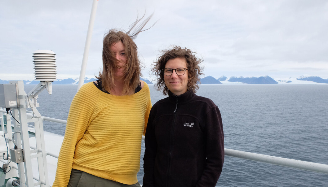 Hege Holen Paulsrud (til venstre) og Lena Gudd på dekk på F/F "Kronprins Haakon". (Foto: Inger Lise Næss) Hege Holen Paulsrud (til venstre) og Lena Gudd på dekk på F/F "Kronprins Haakon". (Foto: Inger Lise Næss)