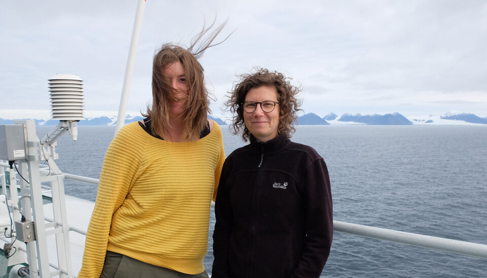 Hege Holen Paulsrud (til venstre) og Lena Gudd på dekk på F/F 'Kronprins Haakon'. (Foto: Inger Lise Næss) Hege Holen Paulsrud (til venstre) og Lena Gudd på dekk på F/F 'Kronprins Haakon'. (Foto: Inger Lise Næss)