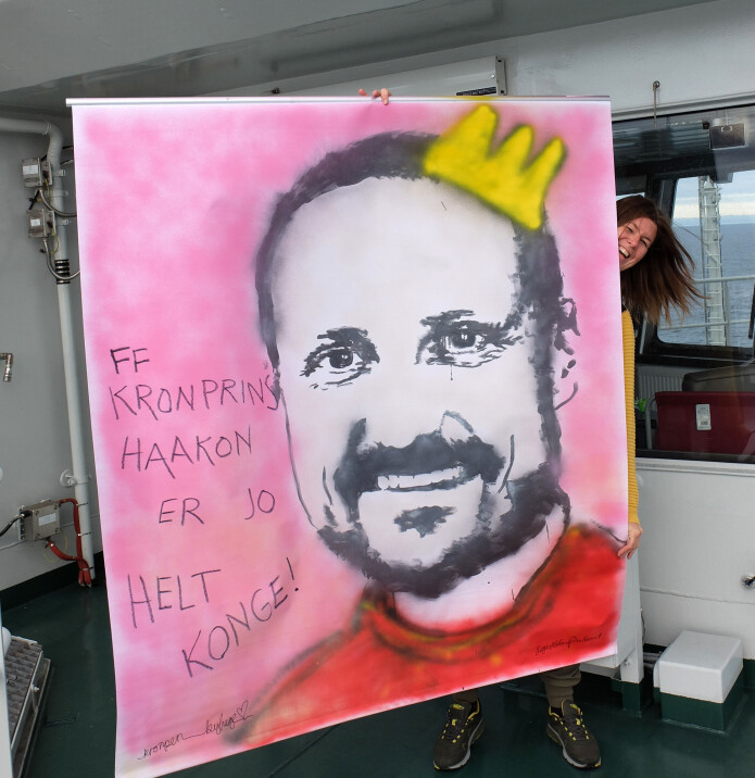 Hege Holen Paulsruds portrett av Kronprins Haakon i akryl og spraymaling. (Foto: Inger Lise Næss) Hege Holen Paulsruds portrett av Kronprins Haakon i akryl og spraymaling. (Foto: Inger Lise Næss)