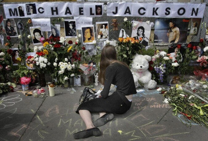 Mediedekningen av Michael Jacksons død i 2009 har blitt kritisert for å ha vært overdrevet. (Foto: AP Photo / Misha Japaridze / Shutterstock) Mediedekningen av Michael Jacksons død i 2009 har blitt kritisert for å ha vært overdrevet. (Foto: AP Photo / Misha Japaridze / Shutterstock)