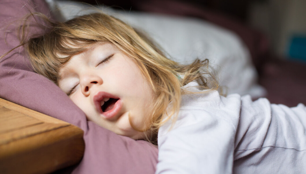 Det kan være en utmattende kamp å få ungene til å sove i sine egne senger. Men er det egentlig en kamp som er verdt å ta? (Foto: Quintanilla / Shutterstock / NTB scanpix) Det kan være en utmattende kamp å få ungene til å sove i sine egne senger. Men er det egentlig en kamp som er verdt å ta? (Foto: Quintanilla / Shutterstock / NTB scanpix)