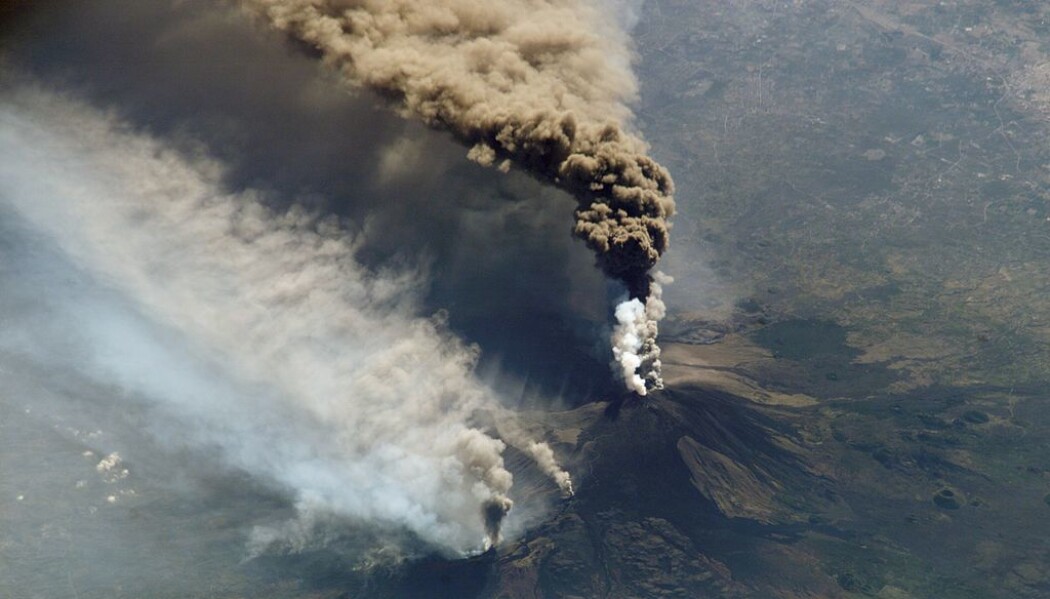 Etna sett fra den Internasjonale romstasjonen under et utbrudd i 2002. (Bilde: NASA) Etna sett fra den Internasjonale romstasjonen under et utbrudd i 2002. (Bilde: NASA)