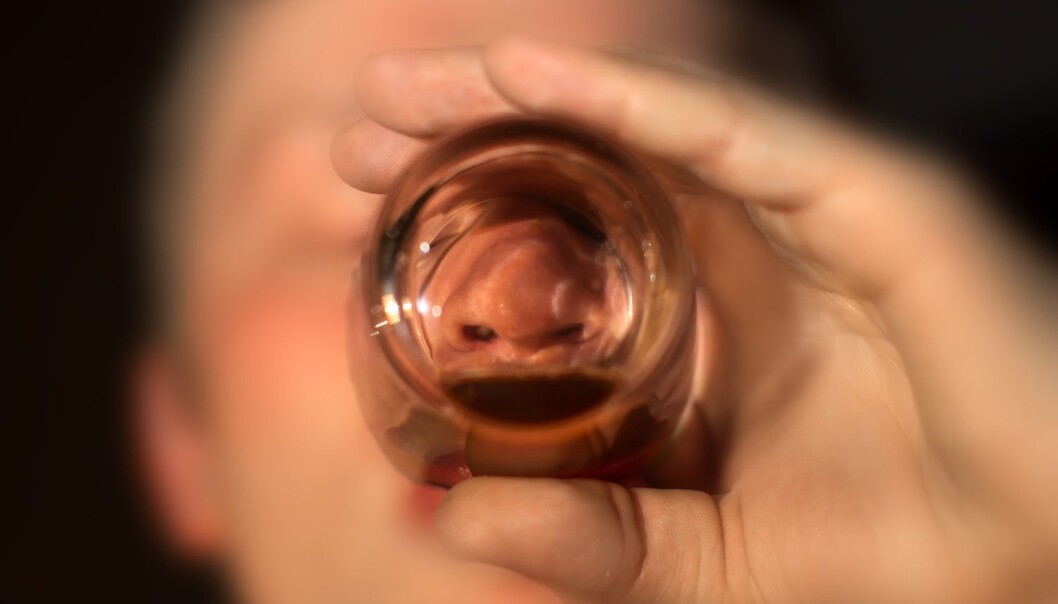 Forskerne mener de har funnet en mekanisme i hjernen som kanskje kan forklare hvorfor menn og kvinner ser ut til å reagere ulikt på alkohol over tid. (Foto: Shutterstock / NTB scanpix) Forskerne mener de har funnet en mekanisme i hjernen som kanskje kan forklare hvorfor menn og kvinner ser ut til å reagere ulikt på alkohol over tid. (Foto: Shutterstock / NTB scanpix)