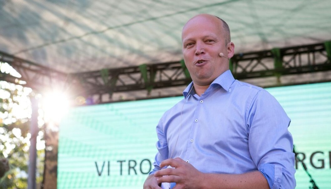 Trygve tar en Trump, mente VG etter at Senterpartiets partileder Trygve Slagsvold Vedum skrev at vi må slutte å lytte til elitene i samme avis. "Vi må tørre å lytte til de som av ekspertene blir erklært som dumme, fremmedfiendtlige og politikerforaktende. Min gjetning er at både jeg og mang en ekspert kunne lært mye av å lytte mer til disse menneskene enn av å lytte til andre eksperter", skrev Vedum i VG i 2016. (Foto: Torstein Bøe / NTB scanpix) Trygve tar en Trump, mente VG etter at Senterpartiets partileder Trygve Slagsvold Vedum skrev at vi må slutte å lytte til elitene i samme avis. "Vi må tørre å lytte til de som av ekspertene blir erklært som dumme, fremmedfiendtlige og politikerforaktende. Min gjetning er at både jeg og mang en ekspert kunne lært mye av å lytte mer til disse menneskene enn av å lytte til andre eksperter", skrev Vedum i VG i 2016. (Foto: Torstein Bøe / NTB scanpix)