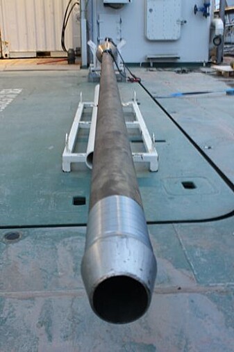 «Gravity-prøvetaker» på dekk. Metallrøret er 6 meter lang. (Foto Katrine Husum) «Gravity-prøvetaker» på dekk. Metallrøret er 6 meter lang. (Foto Katrine Husum)