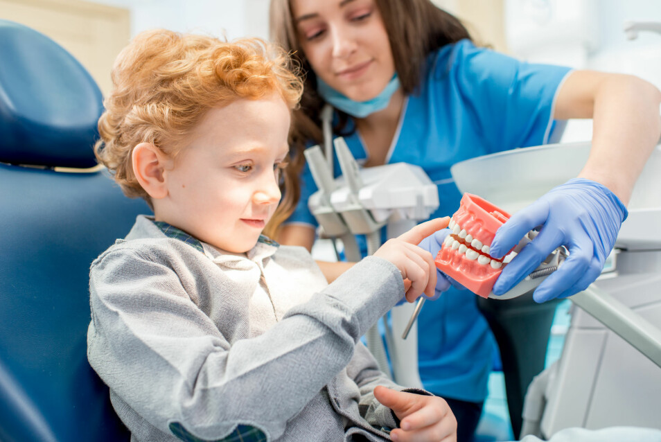 Den offentlige tannhelsetjenesten er pålagt å informere om god tannhelse. Men hvilke tiltak de bruker, er tilfeldig. (Illustrasjonsfoto: RossHelen / Shutterstock / NTB scanpix)