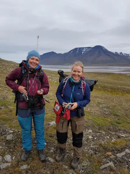 Sidsel Grønvik (t.v.) og Kine H. Bjelland deltok på høstens rypetelling. (Foto: Eva Fuglei / Norsk Polarinstitutt) Sidsel Grønvik (t.v.) og Kine H. Bjelland deltok på høstens rypetelling. (Foto: Eva Fuglei / Norsk Polarinstitutt)