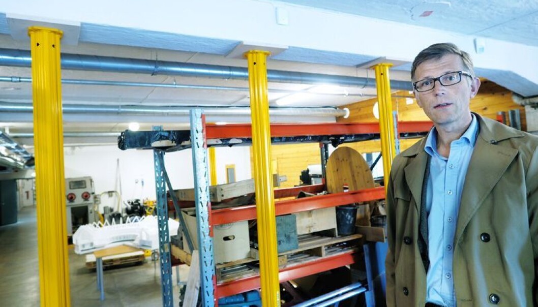 Museumsdirektør Håkon Glørstad ved Kulturhistorisk museum syner fram stålrøyrstøttene. Dei støttar golvet rett over der både vogna og sleden frå Osebergfunnet, står. (Foto: Ola Sæther) Museumsdirektør Håkon Glørstad ved Kulturhistorisk museum syner fram stålrøyrstøttene. Dei støttar golvet rett over der både vogna og sleden frå Osebergfunnet, står. (Foto: Ola Sæther)